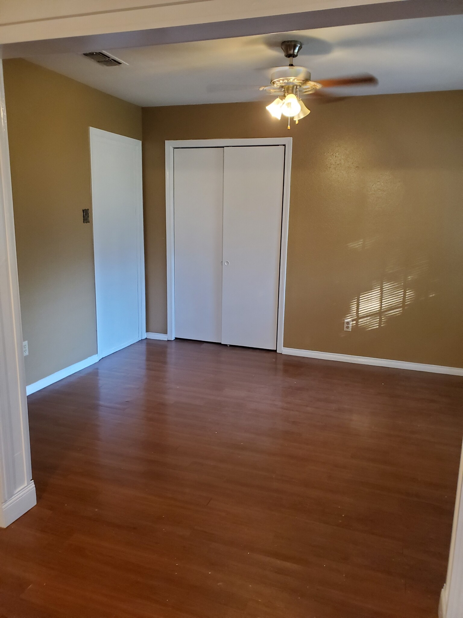 living room - 4650 N Lake Dr