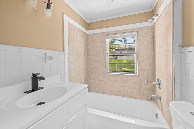 Building Photo - Charming 3 Bedroom 2 Bathroom Home