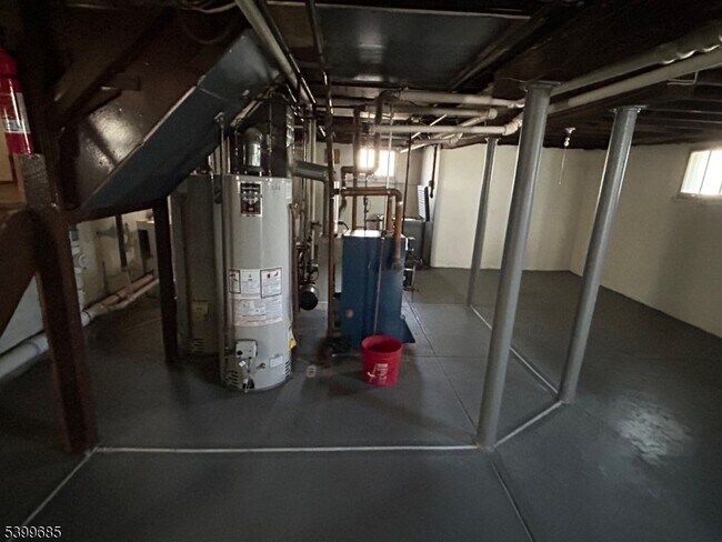 Building Photo - 256 E 7th St