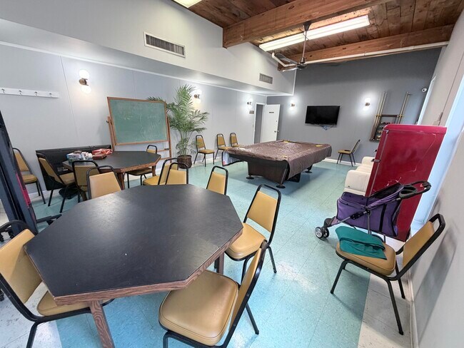 Building Photo - 1000 NE 14th Ave