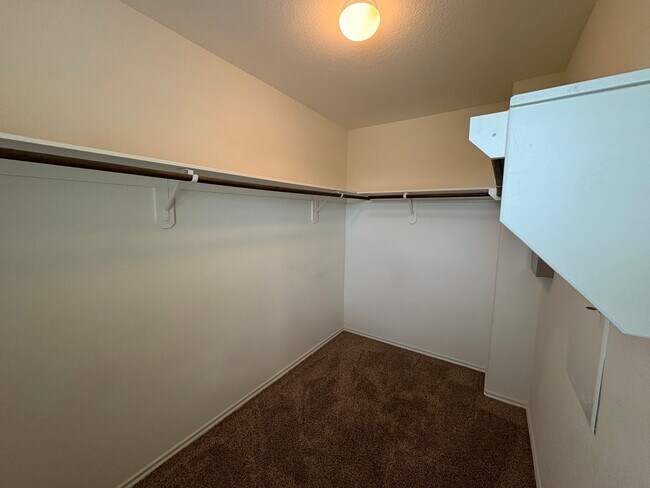 Building Photo - 4B2.5B Warm & Spacious Home in Remington R...