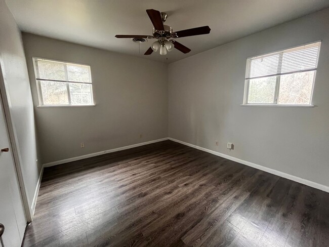 Building Photo - 2 Bed/1bath Duplex in Central Austin