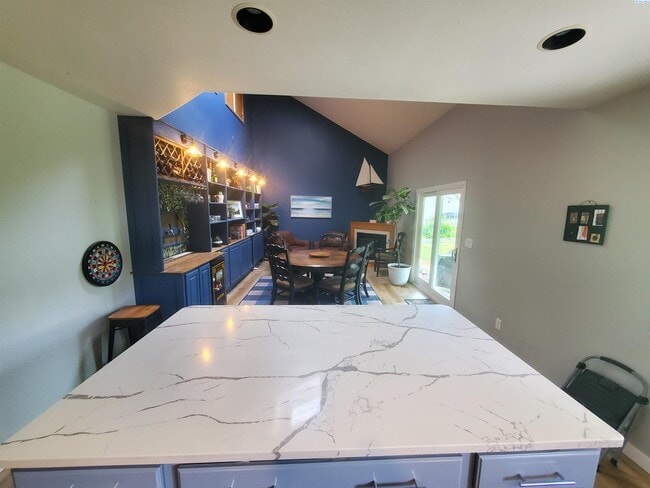 Building Photo - Pet friendly, avail July 1