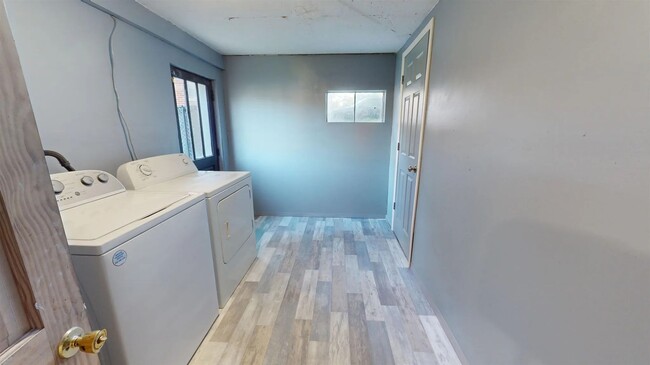 Building Photo - Spacious 4 Bedroom 2.5 Bathroom Home with ...