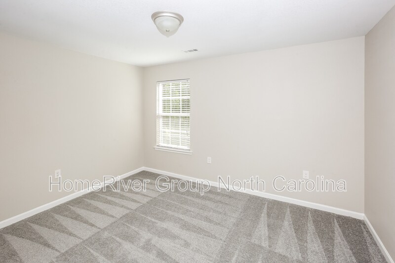 Building Photo - 318 Lind Point Ln