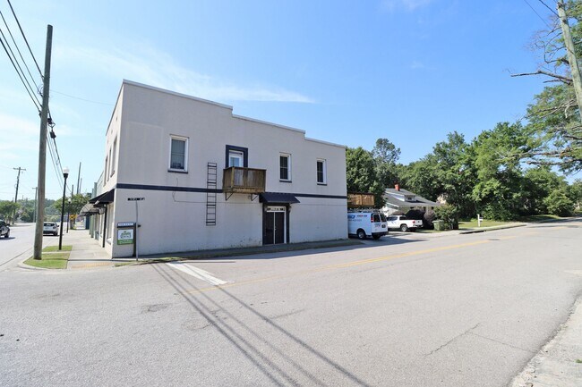 Building Photo - 4BR/2.5BA Urban Charm Meets Creative Energ...