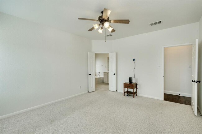 Building Photo - 811 Bedford Ct