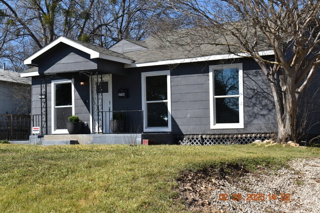 Building Photo - Beautifully Updated near Downtown Fort Worth