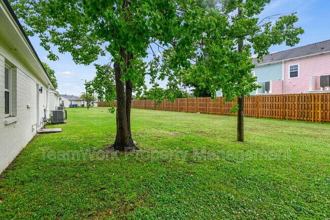 Building Photo - 3111 Azalea Dr