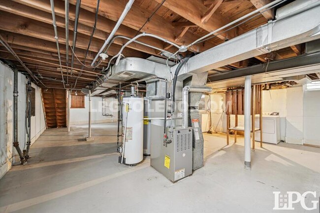 Building Photo - 2834 Sherbrooke Rd