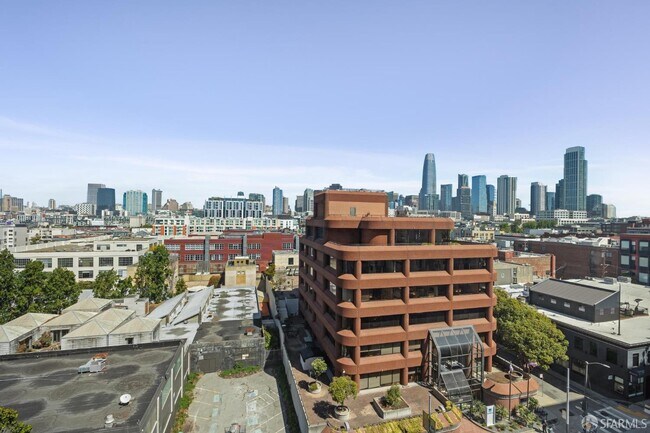 Building Photo - 260 King St