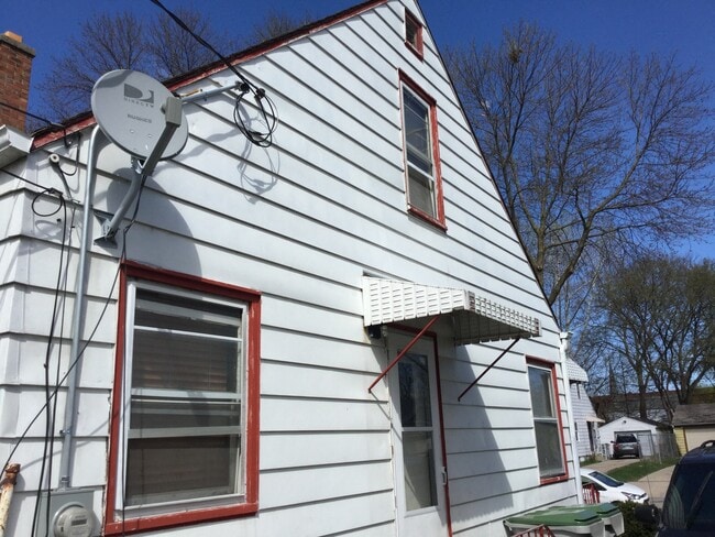 Building Photo - 3 Bedroom Single Family Home