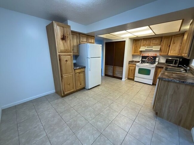 Building Photo - 2 bdrm 1 bath Duplex. Small Dog Friendly