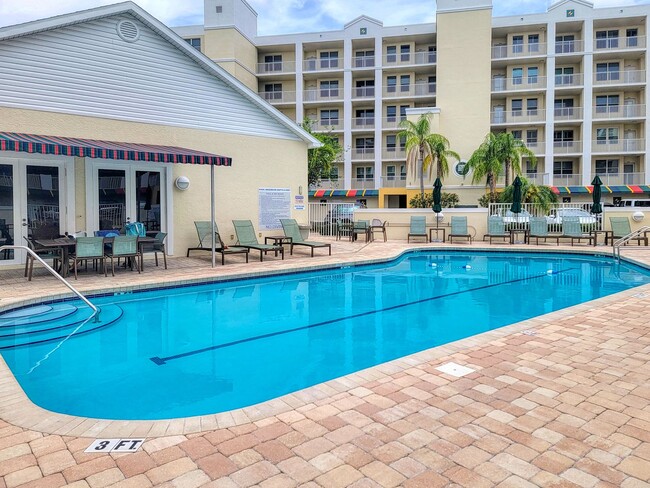 Building Photo - Updated 3 bedroom unit overlooking the Eas...