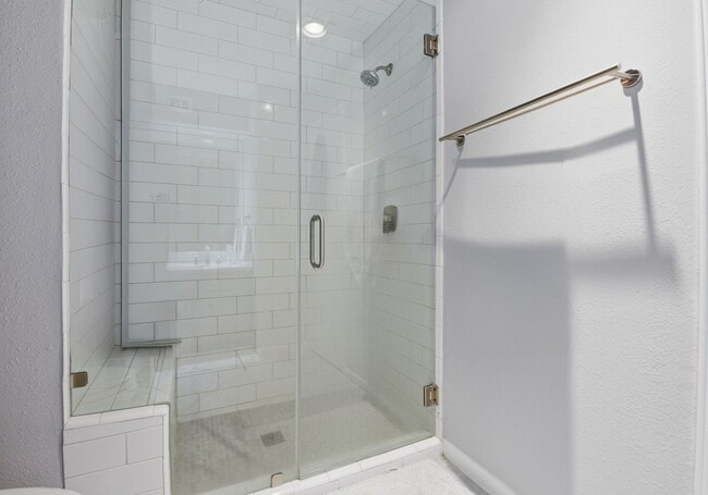 Building Photo - 1011 Fountain View Dr