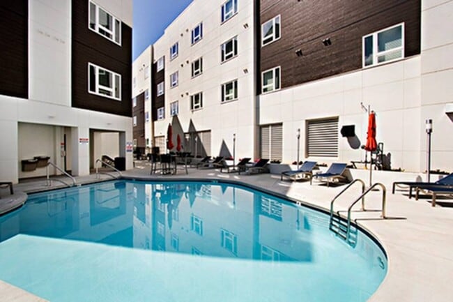 Resort Style Pool - 1301 Hillsborough