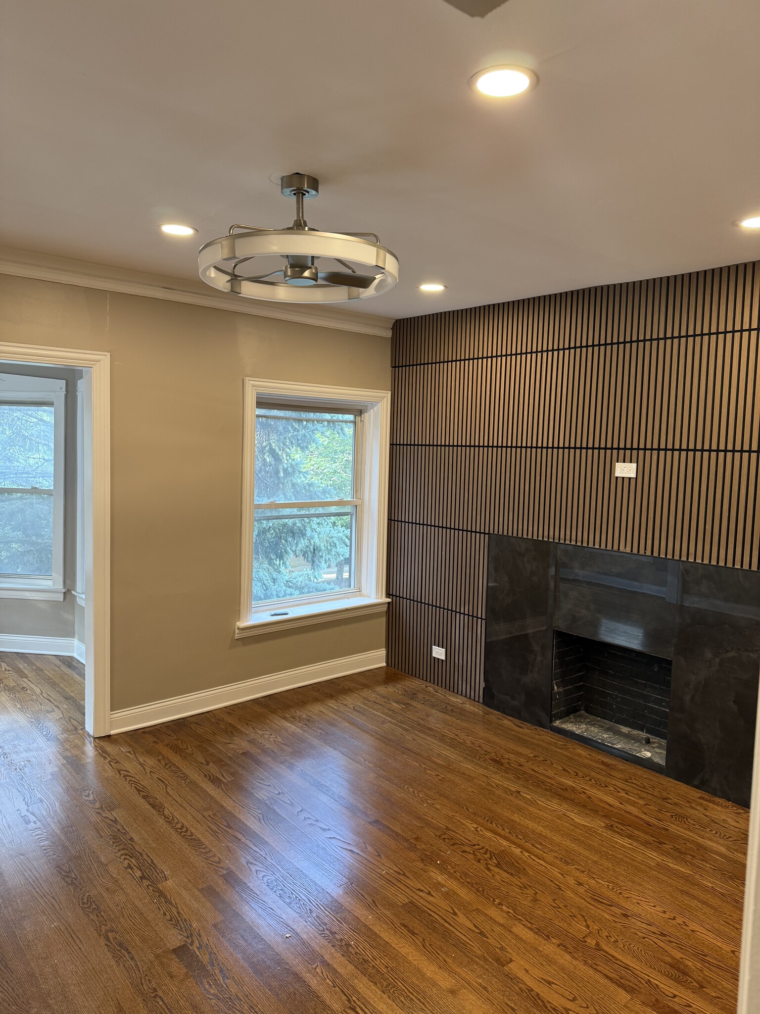 Living room - 1629 W Granville Ave