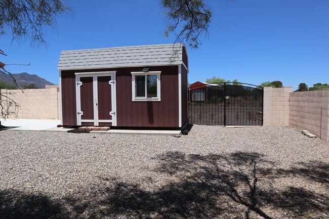 Building Photo - A Backyard Lover's Dream!!!