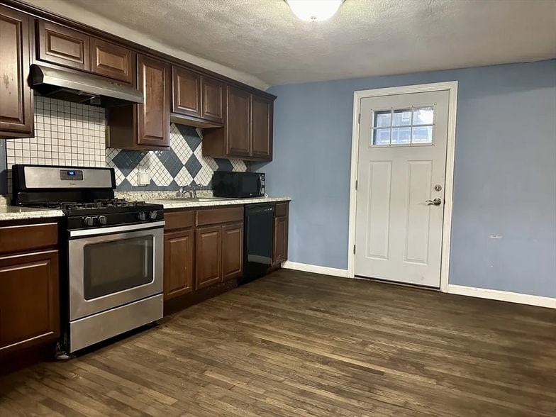 Building Photo - 163 Saratoga St