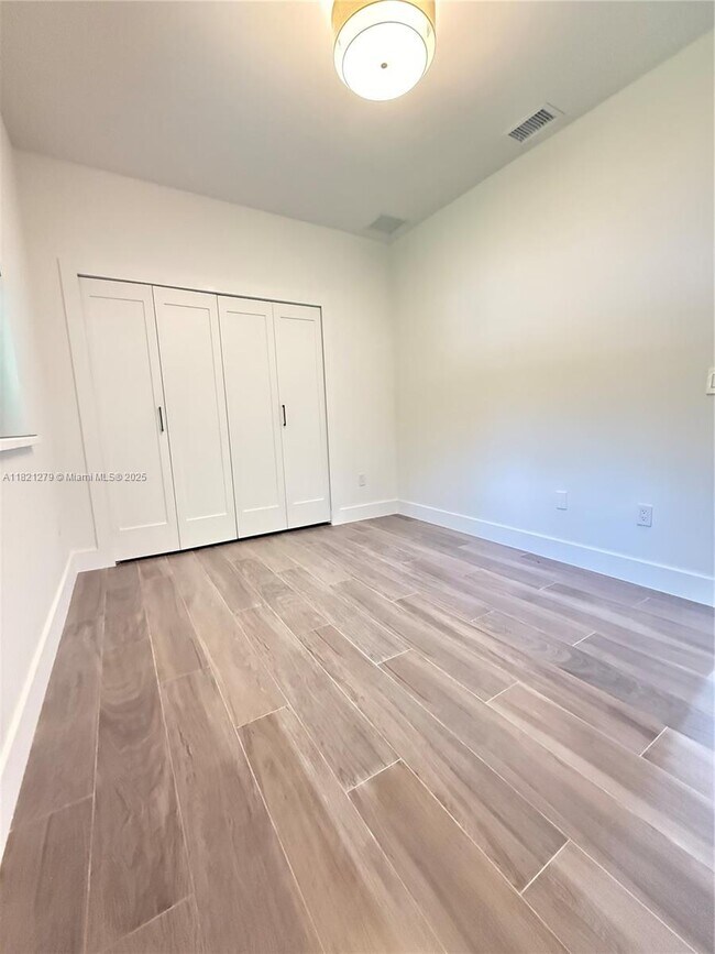 Building Photo - 2921 SW 30th Ct