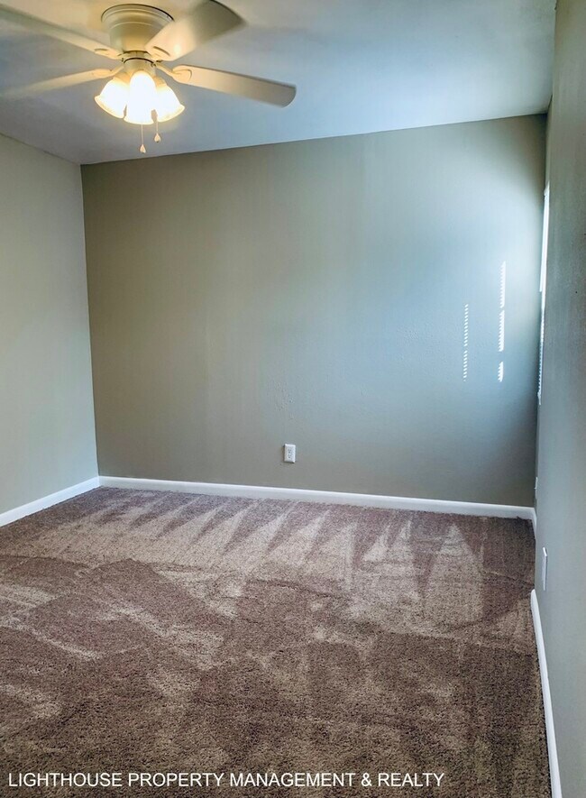 Building Photo - Large 4 Bed/1.5 Home with New Kitchen!