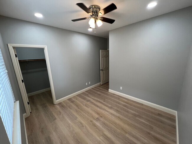 Building Photo - Desirable and Spacious 5-Bedroom Home in Empire Ranch!