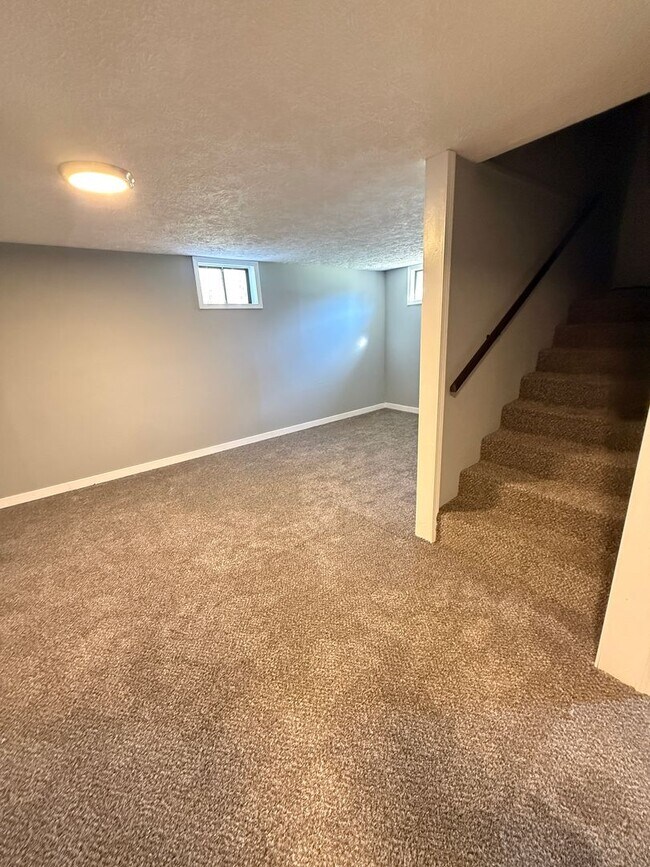 Building Photo - 4 bedroom/1 bath/detached storage building