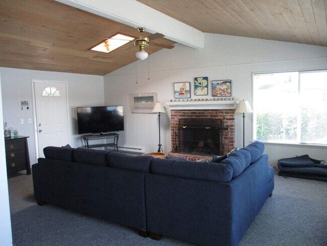 Building Photo - Charming Partially Furnished Waterfront Home in Gig Harbor