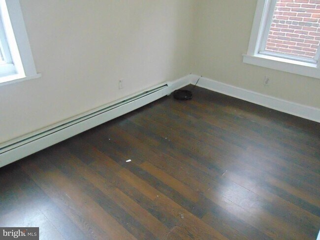 Building Photo - 712 S 5th St