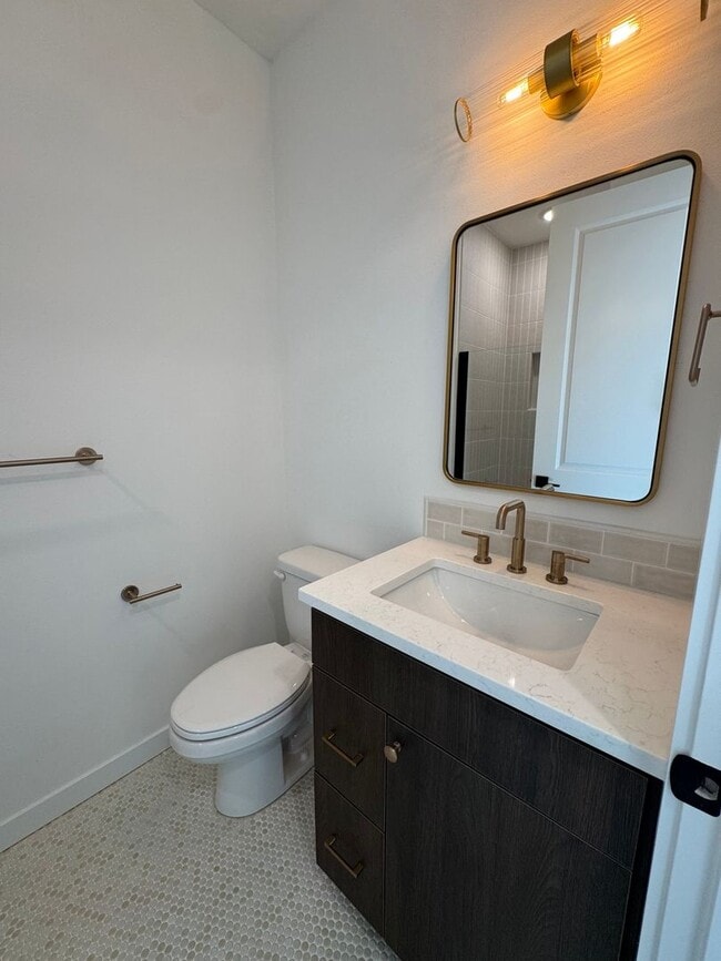 Building Photo - L0652