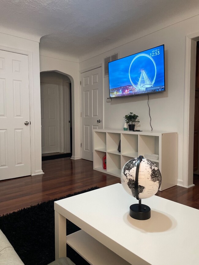 Building Photo - 1860 Rochester Rd