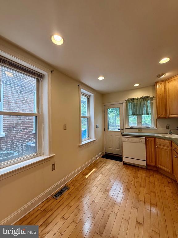 Building Photo - 924 Lovering Ave