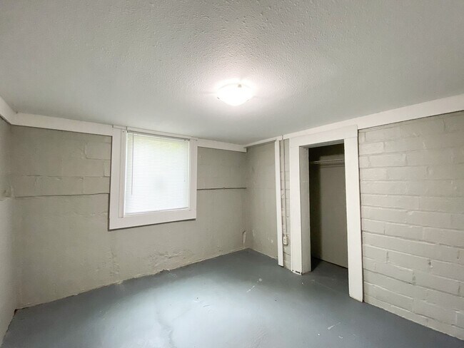 Building Photo - 4 Bedroom House Near Campus