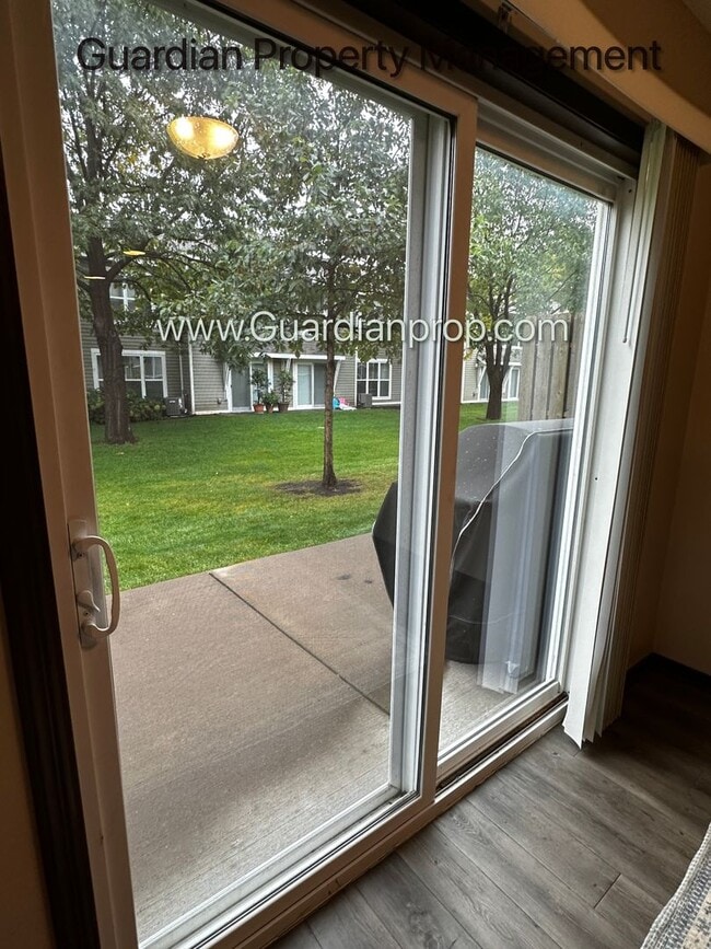 Building Photo - Lakeville Corner Unit, Walk out Patio, 2 C...