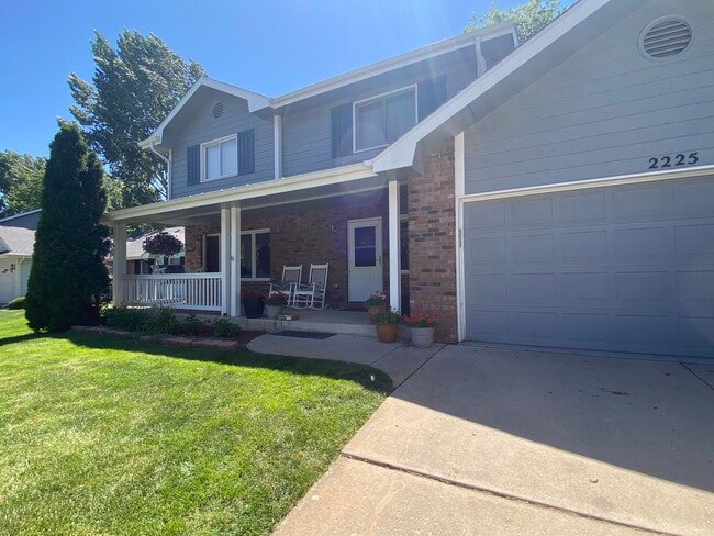 Building Photo - 2225 Creekwood Dr