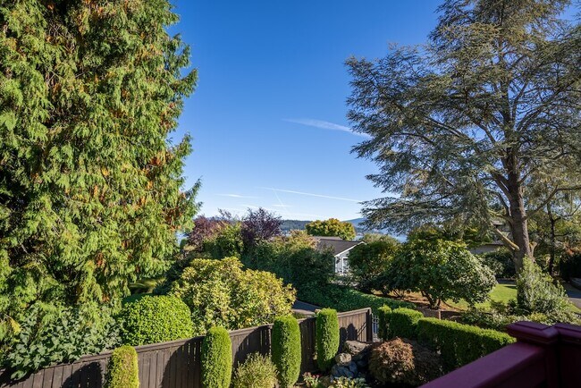 Building Photo - 242 W Lake Sammamish Pkwy SE