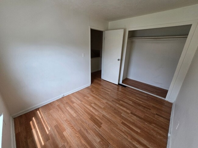 Building Photo - $900 - 2 Bed 1 Bath Town Home