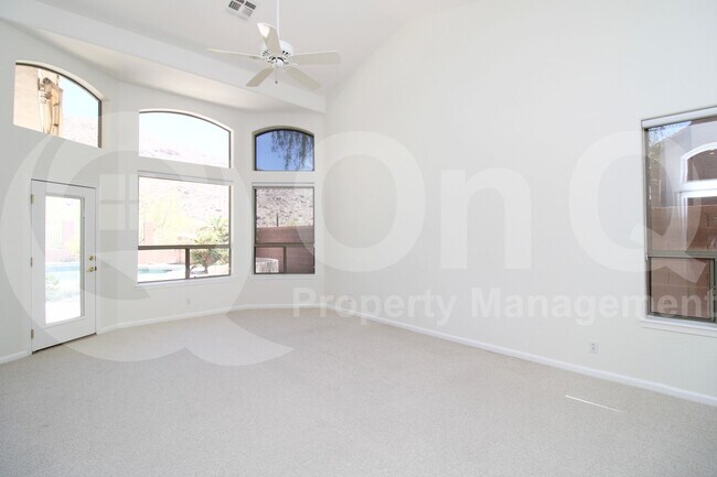 Building Photo - 902 E Desert Flower Ln