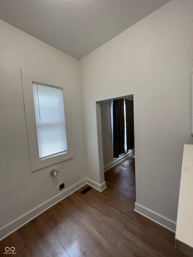 Building Photo - 730 W 9th St