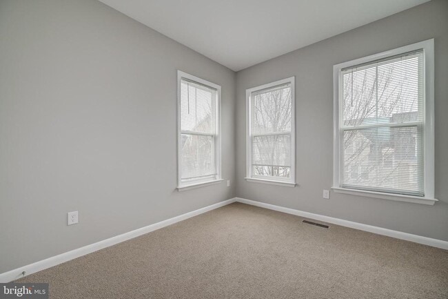 Building Photo - 252 Hemingway Dr