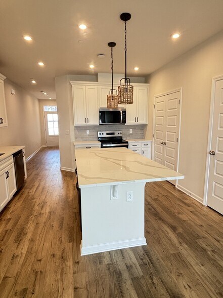 Building Photo - 607 Club View Way