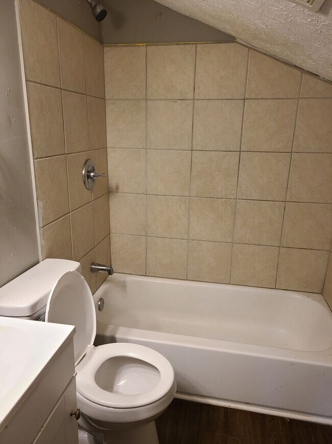 Building Photo - 2 bed 2 bath with bonus areas!  Leasing special- 1/2 month free with paid Security Deposit