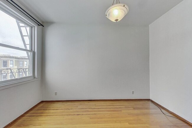 Building Photo - Spacious 1BD/1BA with Hardwood Floors