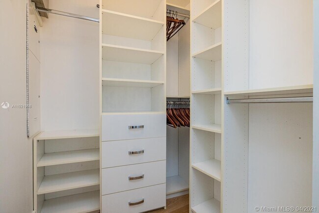 Building Photo - 475 Brickell Ave