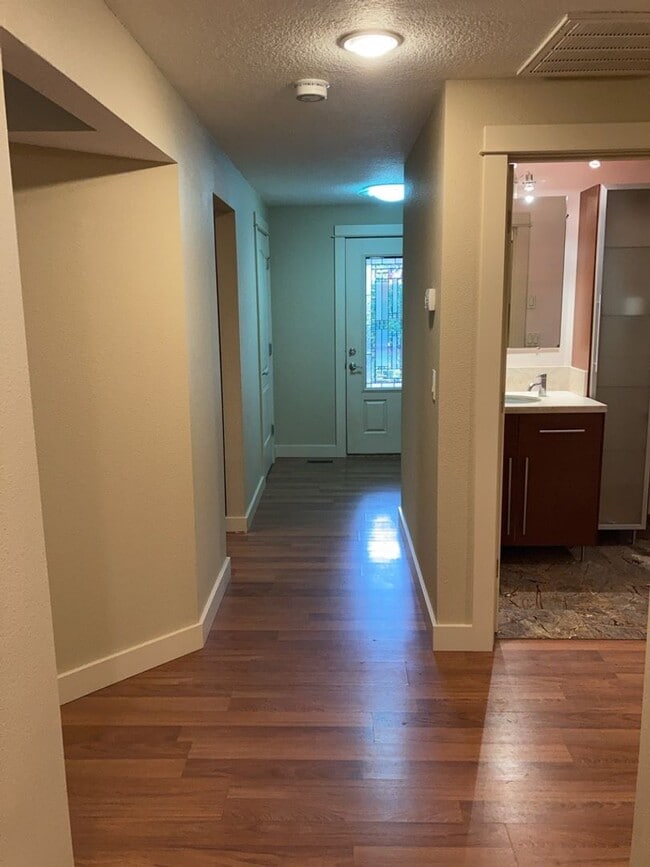 Building Photo - Burnt Bridge Creek 4 bedroom- Single Level