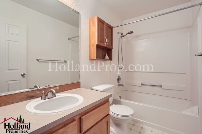 Building Photo - Beautiful End-Unit Townhome with 3 Bedrooms, 3 Full Baths & Private Outdoor Living