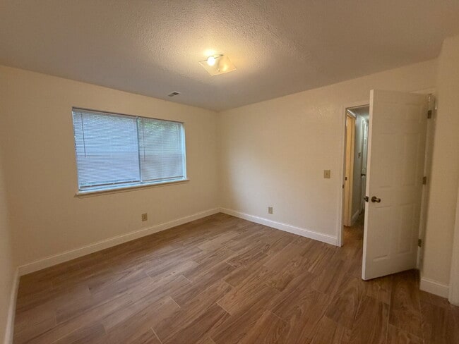 Building Photo - Last 2BR unit at Green Oaks