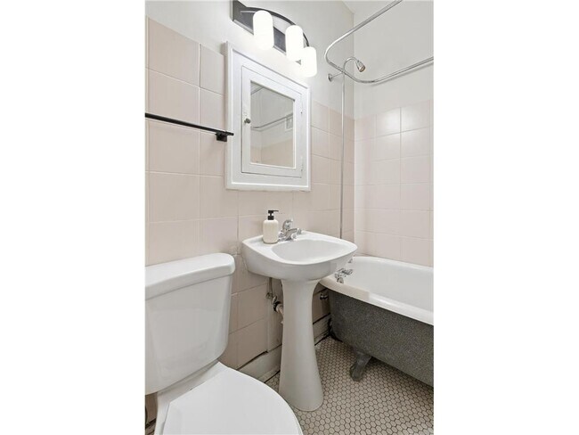 Building Photo - 2881 Irving Ave S