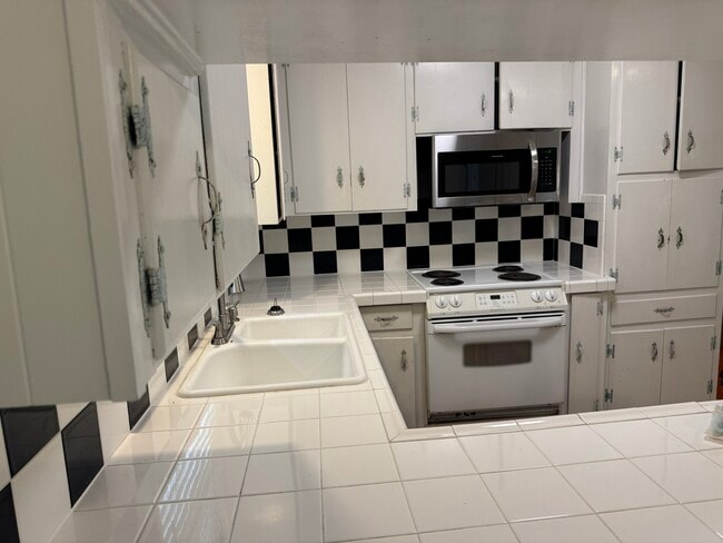 Building Photo - 1905 Charlton Dr