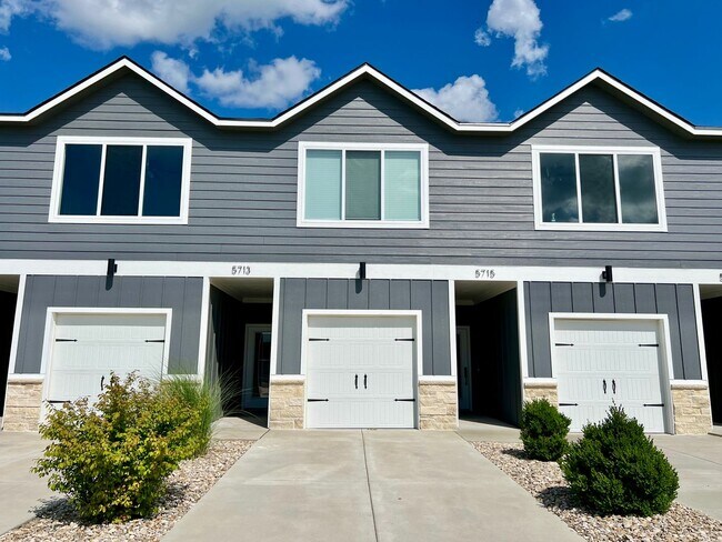 Building Photo - Modern Townhome with STUNNING Views in West MHK